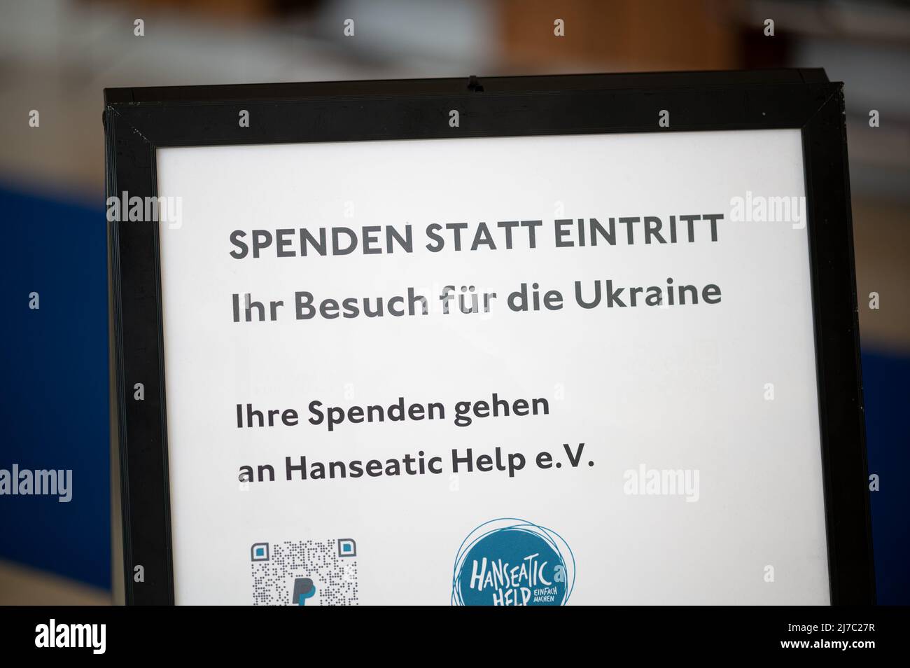 08 May 2022, Hamburg: A stand with the inscription 'Donations instead of admission - Your visit for Ukraine' stands in the Galerie der Gegenwart of the Hamburger Kunsthalle. Hamburg's museums are organizing a joint charity day for Ukraine on Sunday. The motto is that instead of paying admission, a donation should be made for Ukraine. Photo: Daniel Reinhardt/dpa Stock Photo