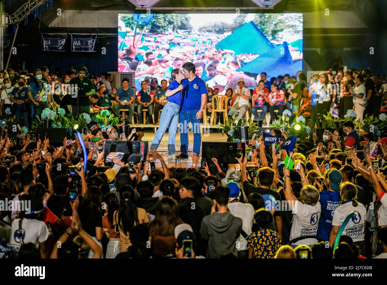 May 7, 2022, Singapore, Singapore, Singapore: Presidential candidate Senator MANNY PACQUIAO and wife, JINKEE PACQUIAO, kiss on stage during the Senator's final campaign rally in General Santos City, Philippines, May 7 2022. (Credit Image: © Maverick Asio/ZUMA Press Wire) Stock Photo