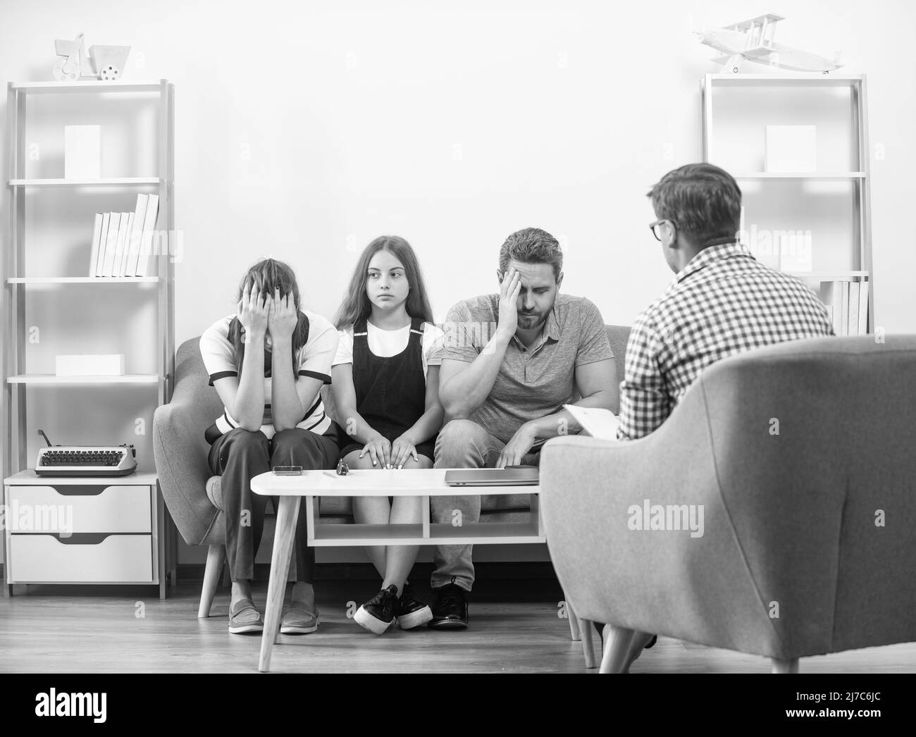 Лучшие психологи семей. Пара у психолога. Консультирование семьи. Семья у психолога. Психолог и родители.