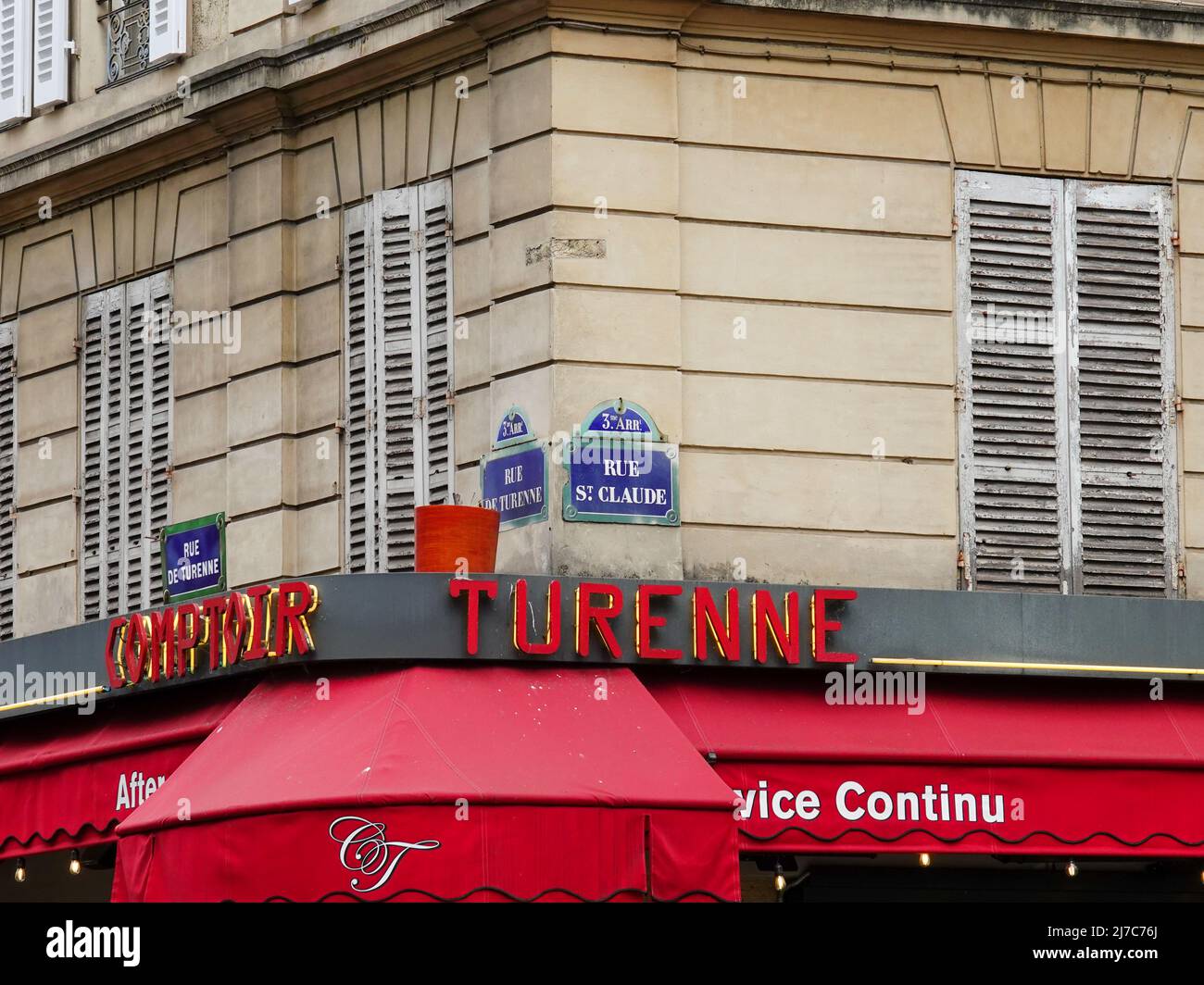 Corner building cafe paris hi-res stock photography and images - Alamy