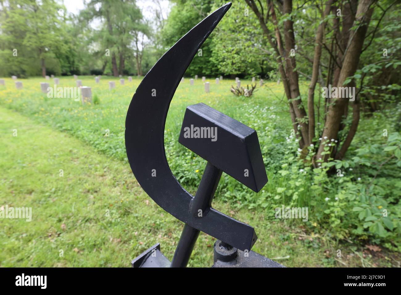 08 May 2022, Thuringia, Weimar: Hammer and sickle is located at the  entrance gate to the Soviet Cemetery of Honor m Park an der Ilm. Here, 100  clay peace doves were laid