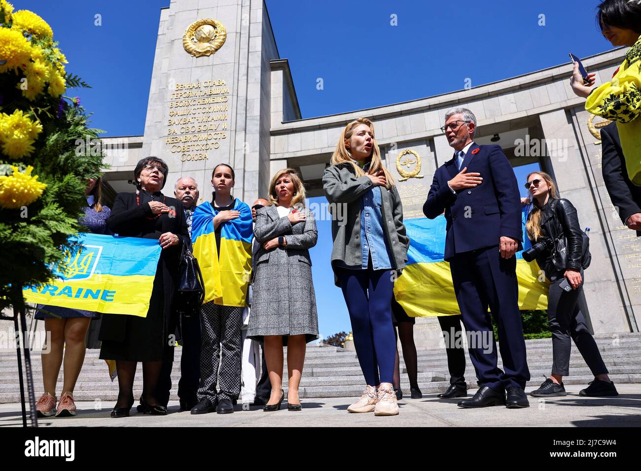 The Ukranian ambassador to Germany Andrij Melnyk sings the Ukrainian