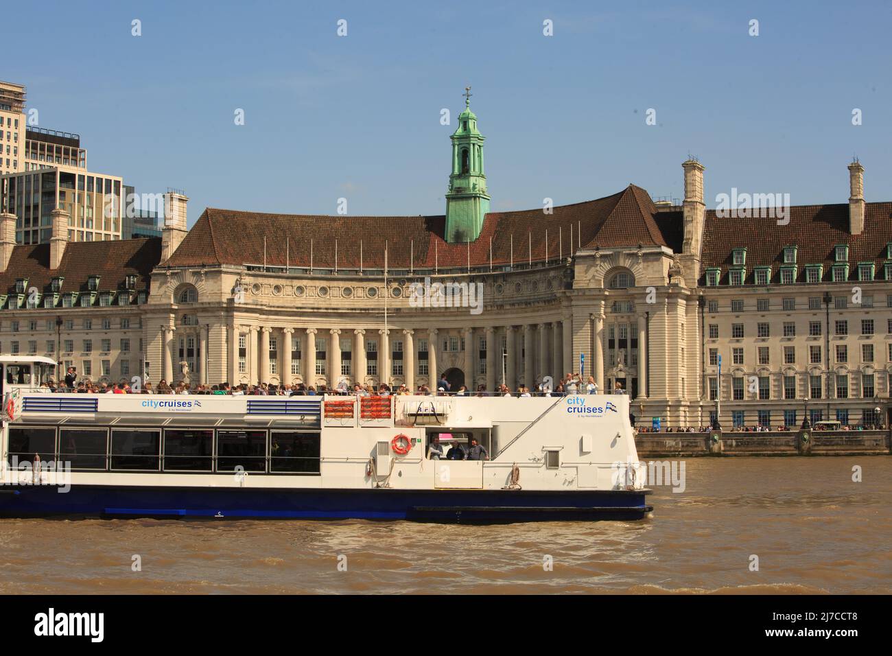 River Thames, London, 2022.  River Tourist boats are a popular and enjoyable way of seeing many of London's sights, whit=le cruising in comfort. Touri Stock Photo