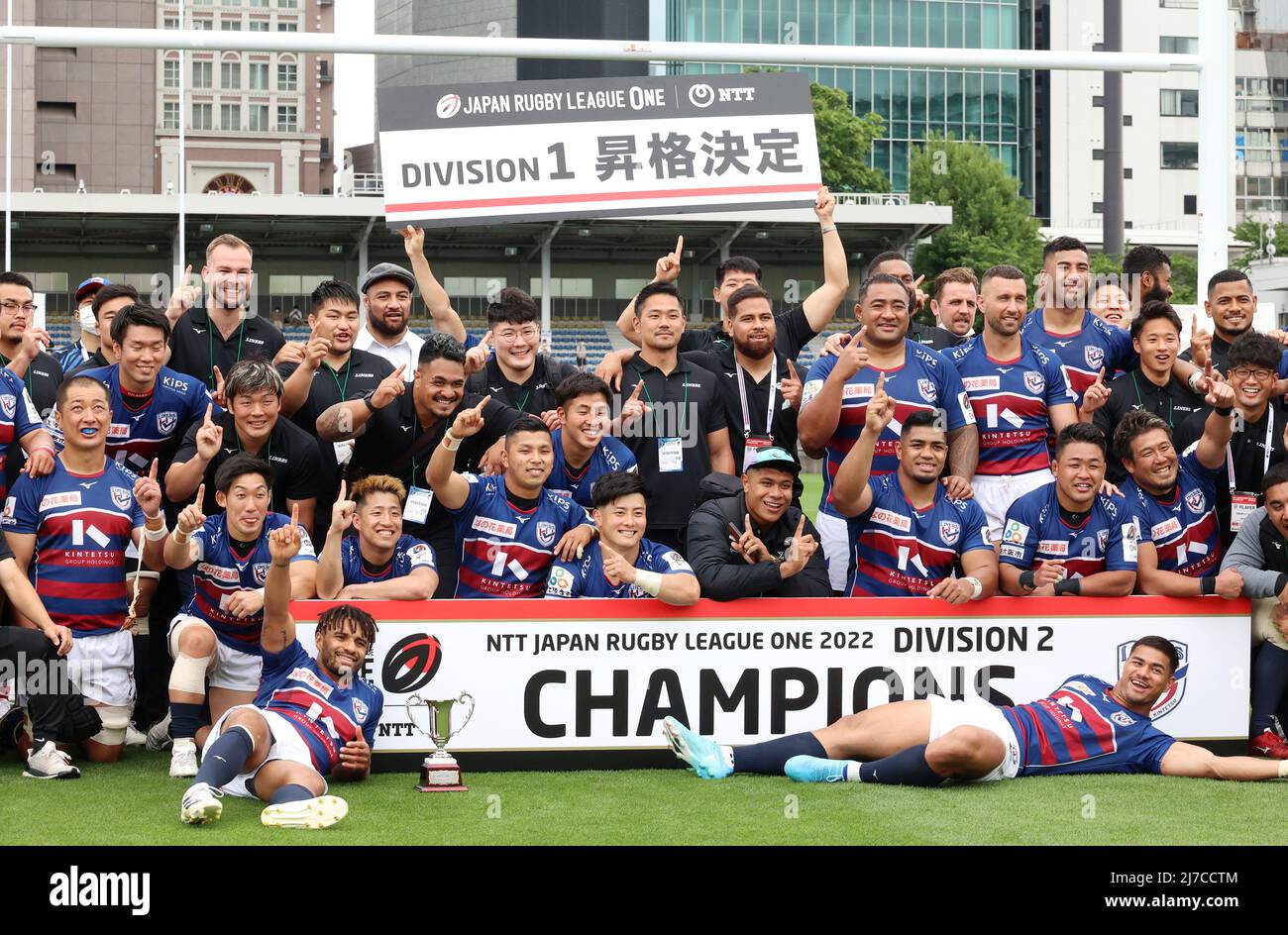 May 8, 2022, Tokyo, Japan Hanazono Kintetsu Liners players celebrate