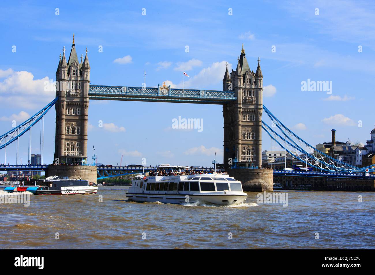 Tower Bridge, London, 2022.  Thames River Boat cruising the Thames, this is a popular and enjoyable way of enjoying the sights of London.  London is r Stock Photo