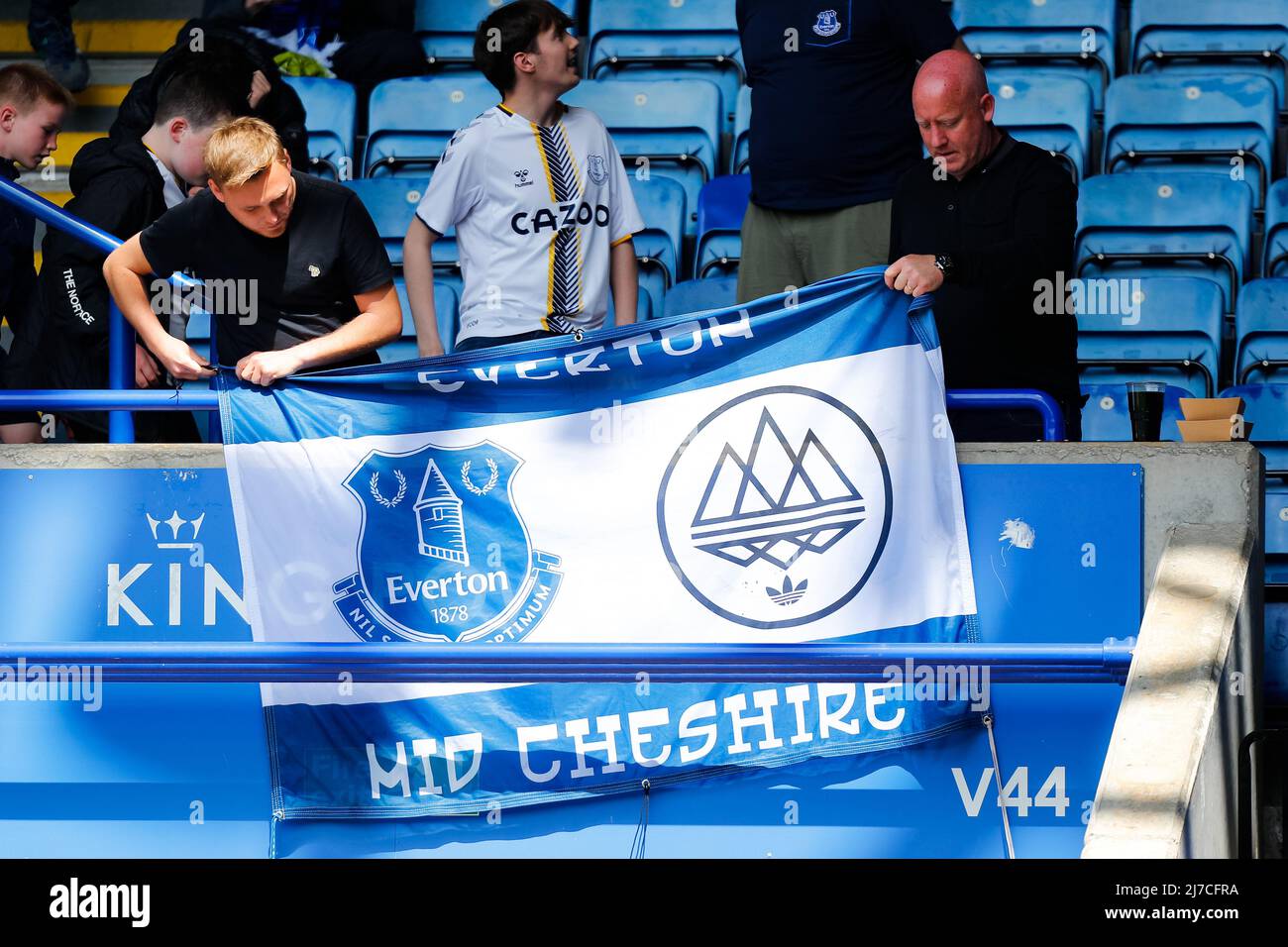 8th May 2022,  King Power Stadium, Leicester, Leicestershire, England;  Premier League Football, Leicester City versus Everton; Everton supporters fix a flag before kick-off Stock Photo