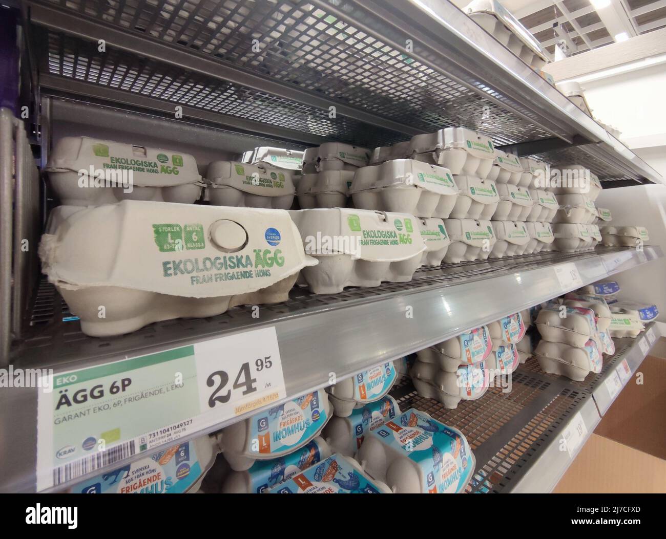 (220508) -- STOCKHOLM, May 8, 2022 (Xinhua) -- Photo taken on April 13, 2022 shows eggs on the shelf at a supermarket in Stockholm, Sweden. TO GO WITH 'Feature: Egg shortage looms in Sweden as Ukraine crisis fuels food prices surge' (Photo by Wei Xuechao/Xinhua) Stock Photo