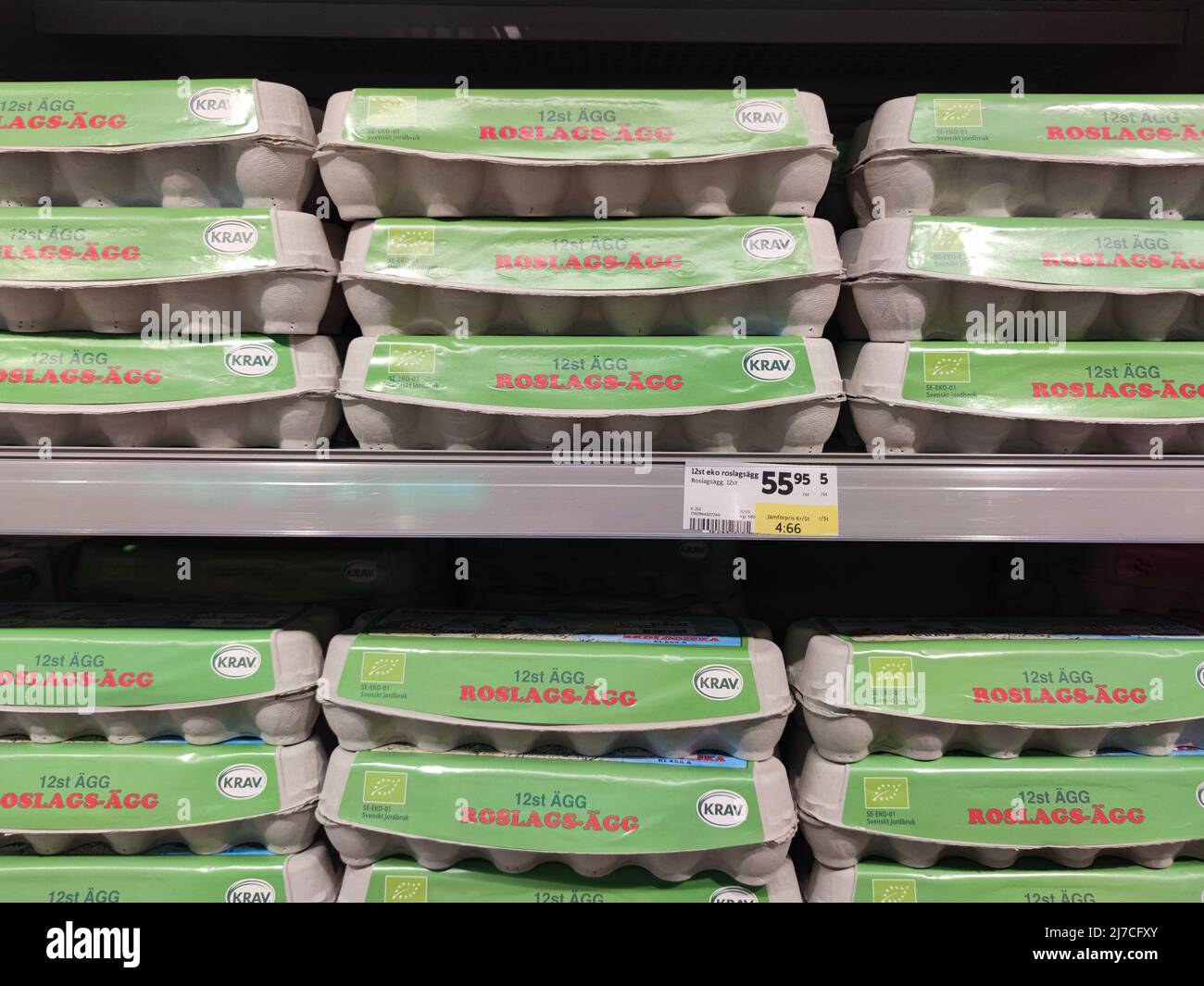 (220508) -- STOCKHOLM, May 8, 2022 (Xinhua) -- Photo taken on April 14, 2022 shows eggs on the shelf at a supermarket in Stockholm, Sweden. TO GO WITH 'Feature: Egg shortage looms in Sweden as Ukraine crisis fuels food prices surge' (Photo by Wei Xuechao/Xinhua) Stock Photo