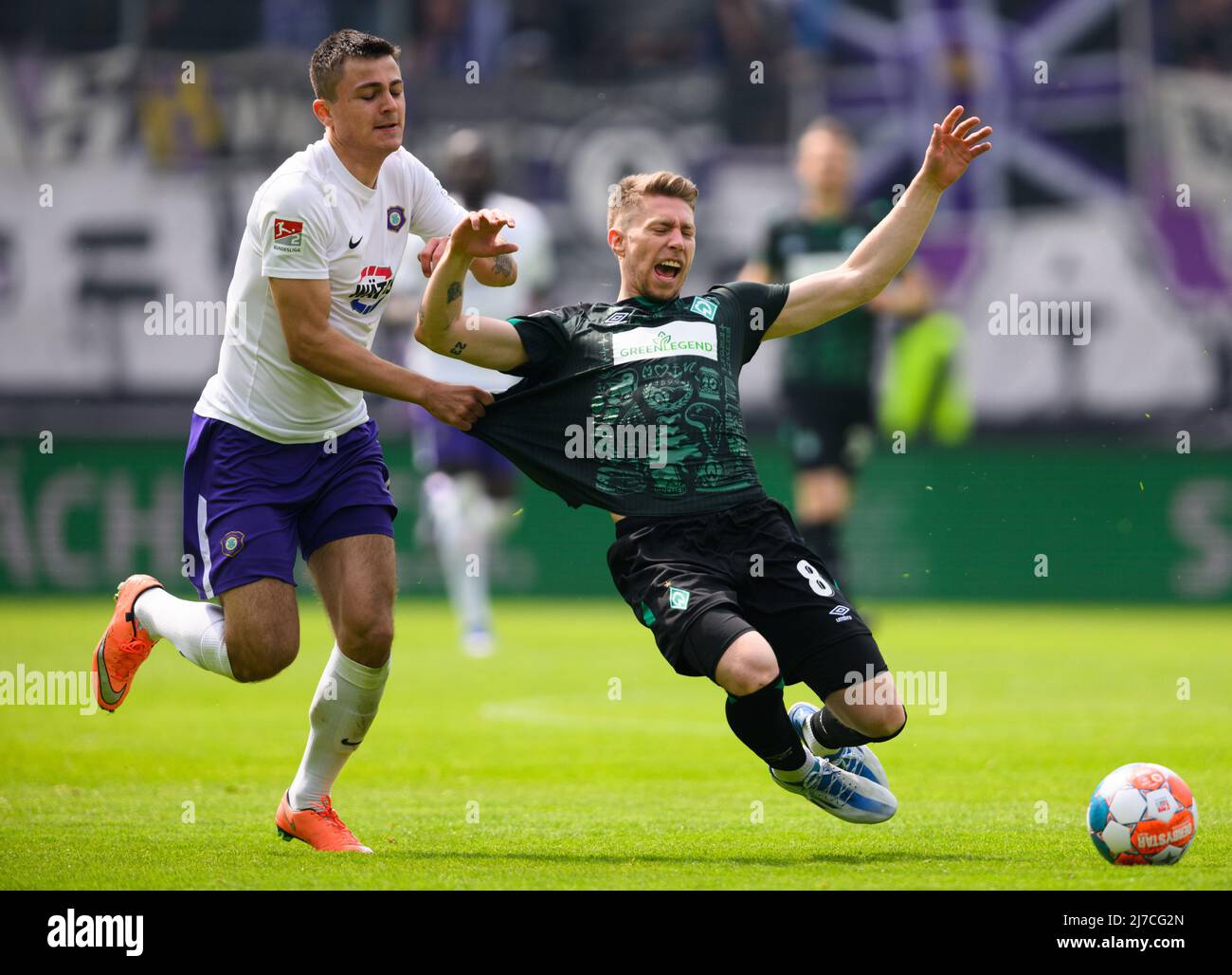 08 May 2022, Saxony, Aue: Soccer: 2. Bundesliga, FC Erzgebirge Aue - SV Werder Bremen, 33. matchday, Erzgebirgsstadion. Aue's Antonio Jonjic (l) against Bremen's Mitchell Weiser. Photo: Robert Michael/dpa - IMPORTANT NOTE: In accordance with the requirements of the DFL Deutsche Fußball Liga and the DFB Deutscher Fußball-Bund, it is prohibited to use or have used photographs taken in the stadium and/or of the match in the form of sequence pictures and/or video-like photo series. Stock Photo