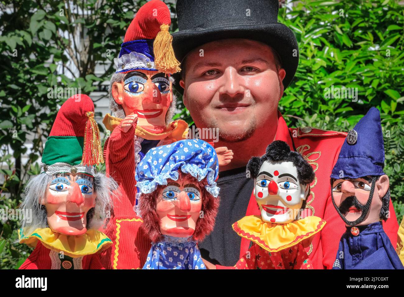 London, UK, 8th May 2022. A puppeteer with Miraiker Puppets shows his