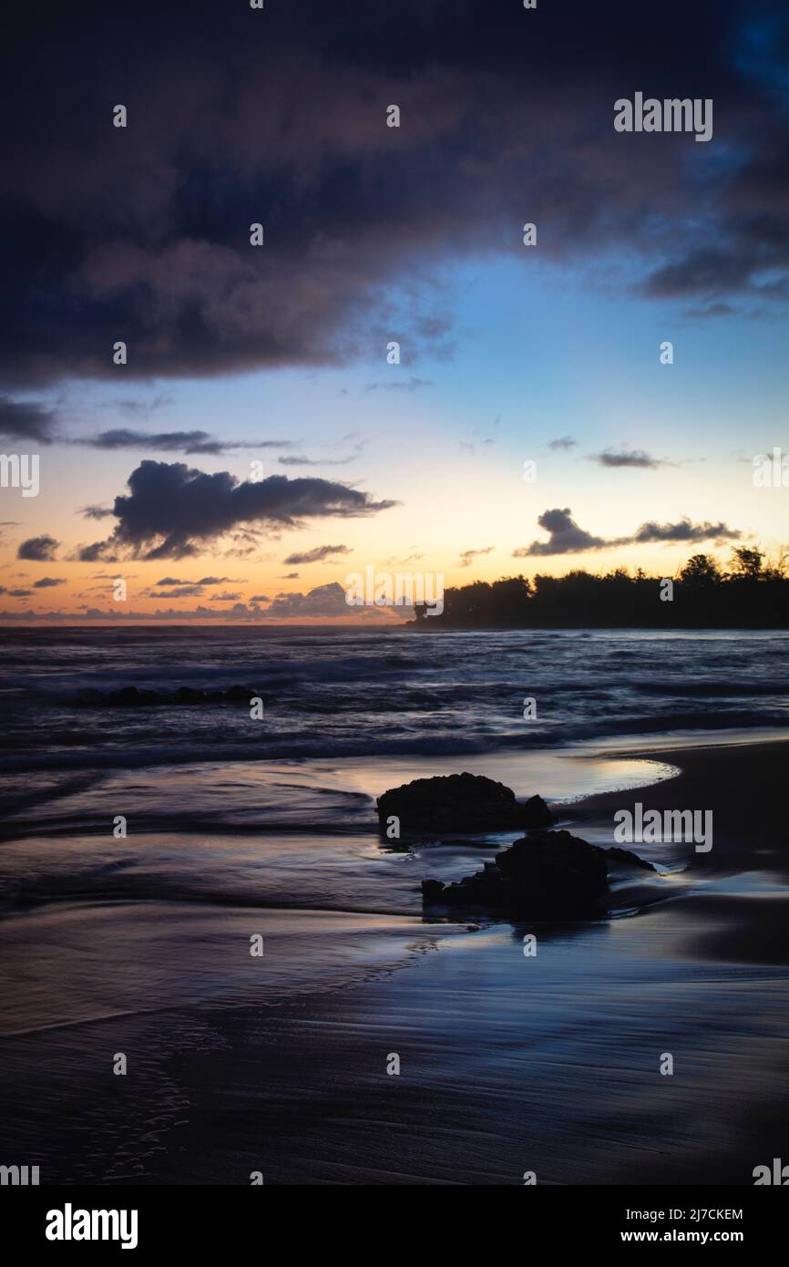 Hawaii sunrise waves hi-res stock photography and images - Alamy