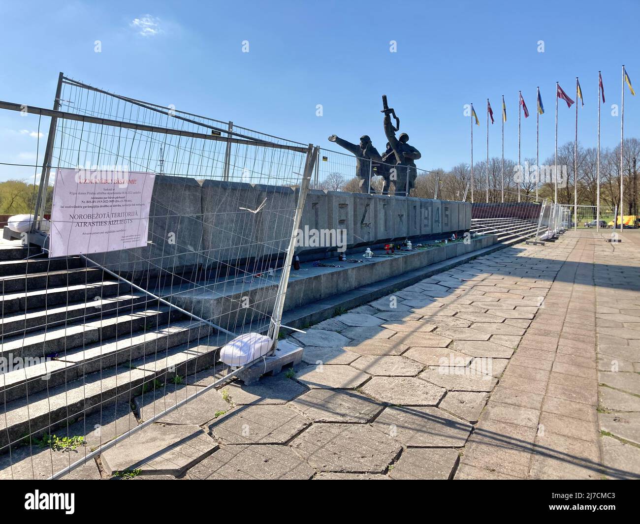 06 May 2022, Latvia, Riga: Signs at the Victory Monument indicate that it is closed off because of its technical condition. In the Latvian capital Riga, an exhibition of war photos from Ukraine was opened shortly before the Russian 'Victory Day' on May 9. Photo: Alexander Welscher/dpa Stock Photo