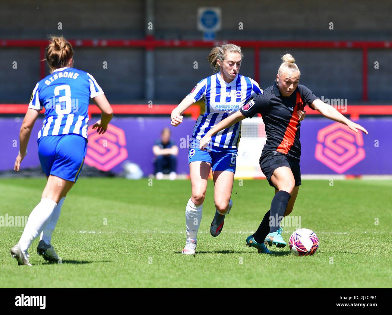 Megan Connolly of Brighton and Hove Albion and Hanna Bennison of Everton during the FA Women's Super League match between Brighton & Hove Albion Women and Everton at The People's Pension Stadium on May 8th 2022 in Crawley, United Kingdom. (Photo by Jeff Mood/phcimages.com) Stock Photo