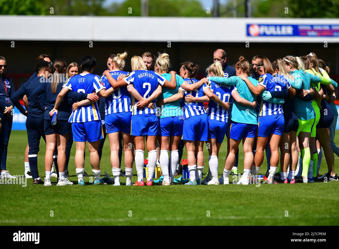 Brighton players huddle after the FA Women's Super League match between Brighton & Hove Albion Women and Everton at The People's Pension Stadium on May 8th 2022 in Crawley, United Kingdom. (Photo by Jeff Mood/phcimages.com) Stock Photo
