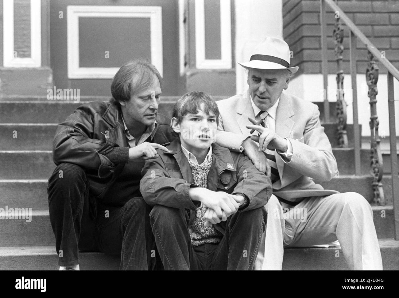 File photo dated 26/11/85 of Minder stars, Dennis Waterman (left) and George Cole (right) with Chris Routh. Dennis Waterman, who starred in TV shows including The Sweeney, Minder and New Tricks, has died at the age of 74. Issue date: Sunday May 8, 2022. Stock Photo