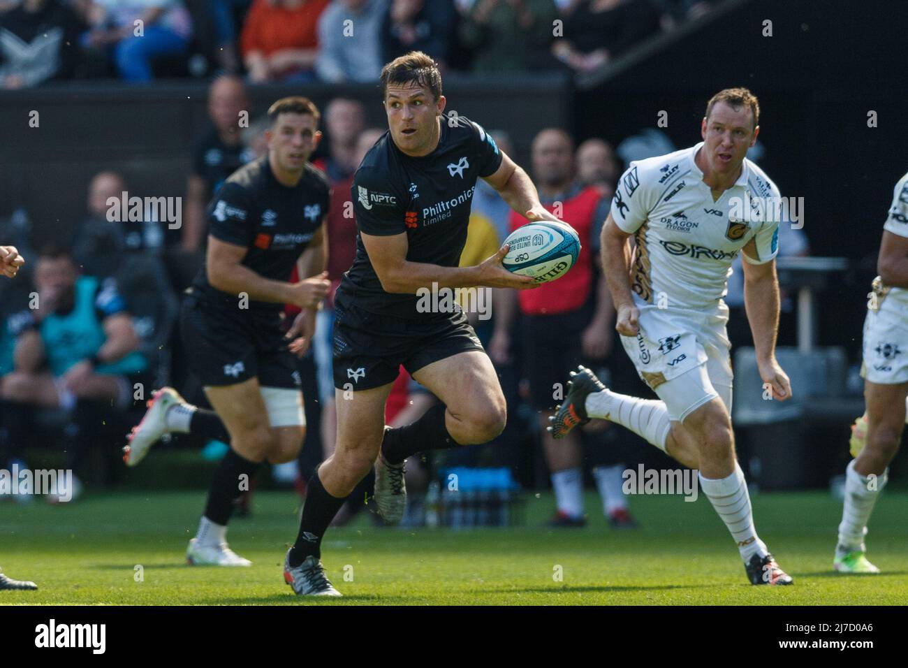 Swansea, UK. 8 May, 2022. Michael Collins of Ospreys on the attack during the Ospreys v Dragons United Rugby Championship Match. Credit: Gruffydd ThomasAlamy Stock Photo