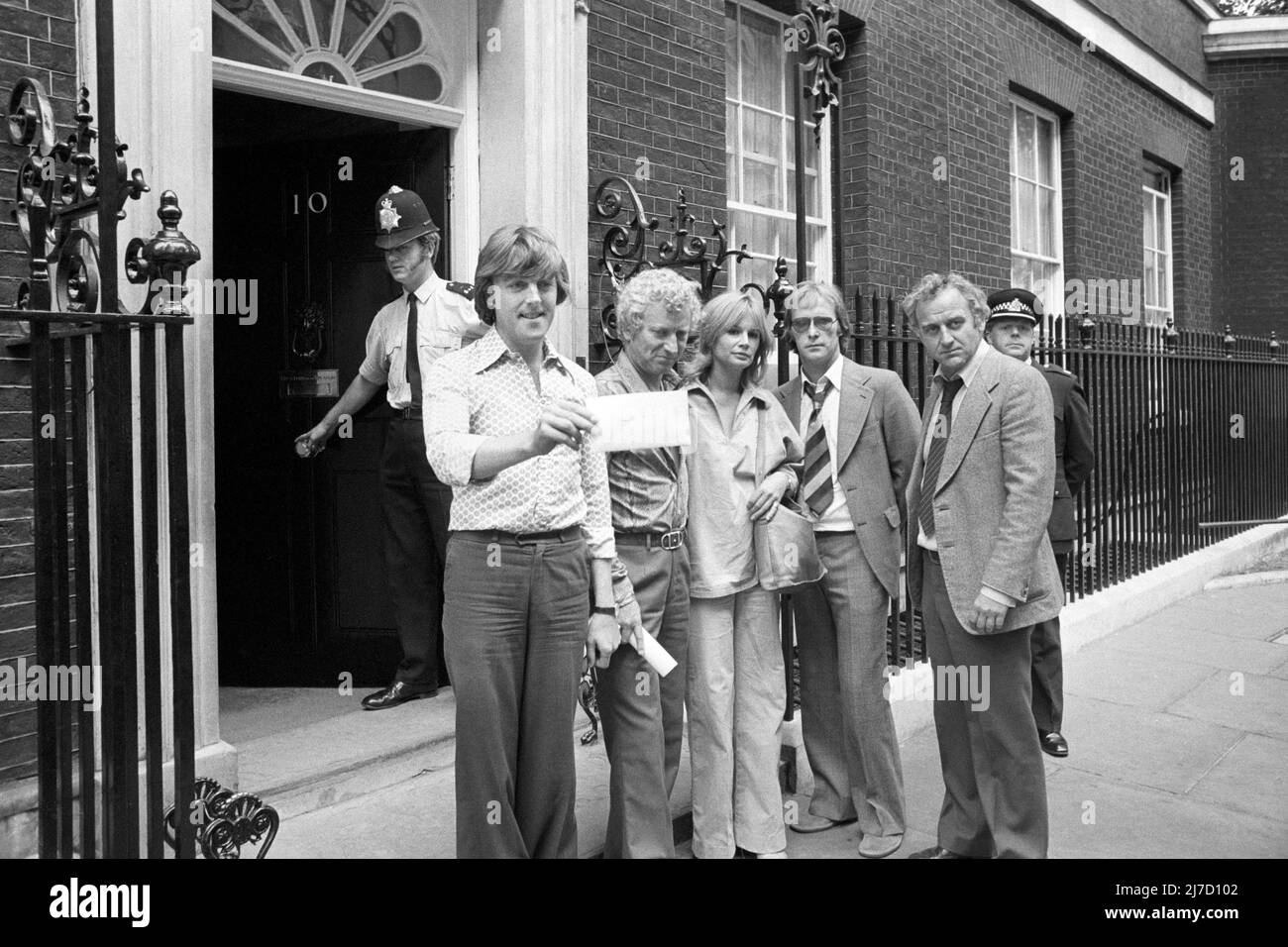 File photo dated 28/08/76 of (second left - right) Barry Foster, Joanna Dunham, Dennis Waterman and John Thaw handing in a petition at 10 Downing Street in London. Dennis Waterman, who starred in TV shows including The Sweeney, Minder and New Tricks, has died at the age of 74. Issue date: Sunday May 8, 2022. Stock Photo