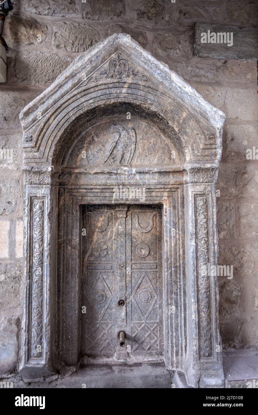 Kütahya houses, which are examples of 19th century civil architecture and carry the wooden