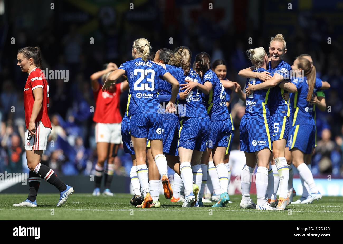 Kington Upon Thames, England, 8th May 2022.  Chelsea players celebrate after their team win the The FA Women's Super League match at Kingsmeadow, Kington Upon Thames. Picture credit should read: Paul Terry / Sportimage Stock Photo