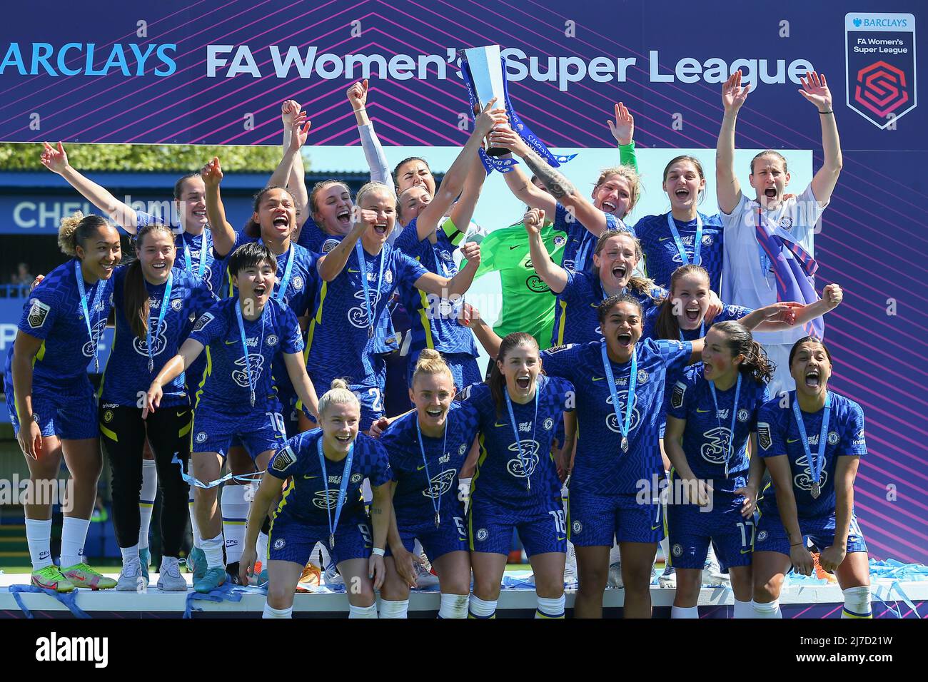 London, England, May 8th 2022: Chelsea team lift the trophy during the FA Barclays Womens Super League game .between Chelsea and Manchester United at Kingsmeadow in London, England.  Pedro Soares/SPP (Credit Image: © Pedro Soares/Sport Press Photo via ZUMA Press) Stock Photo