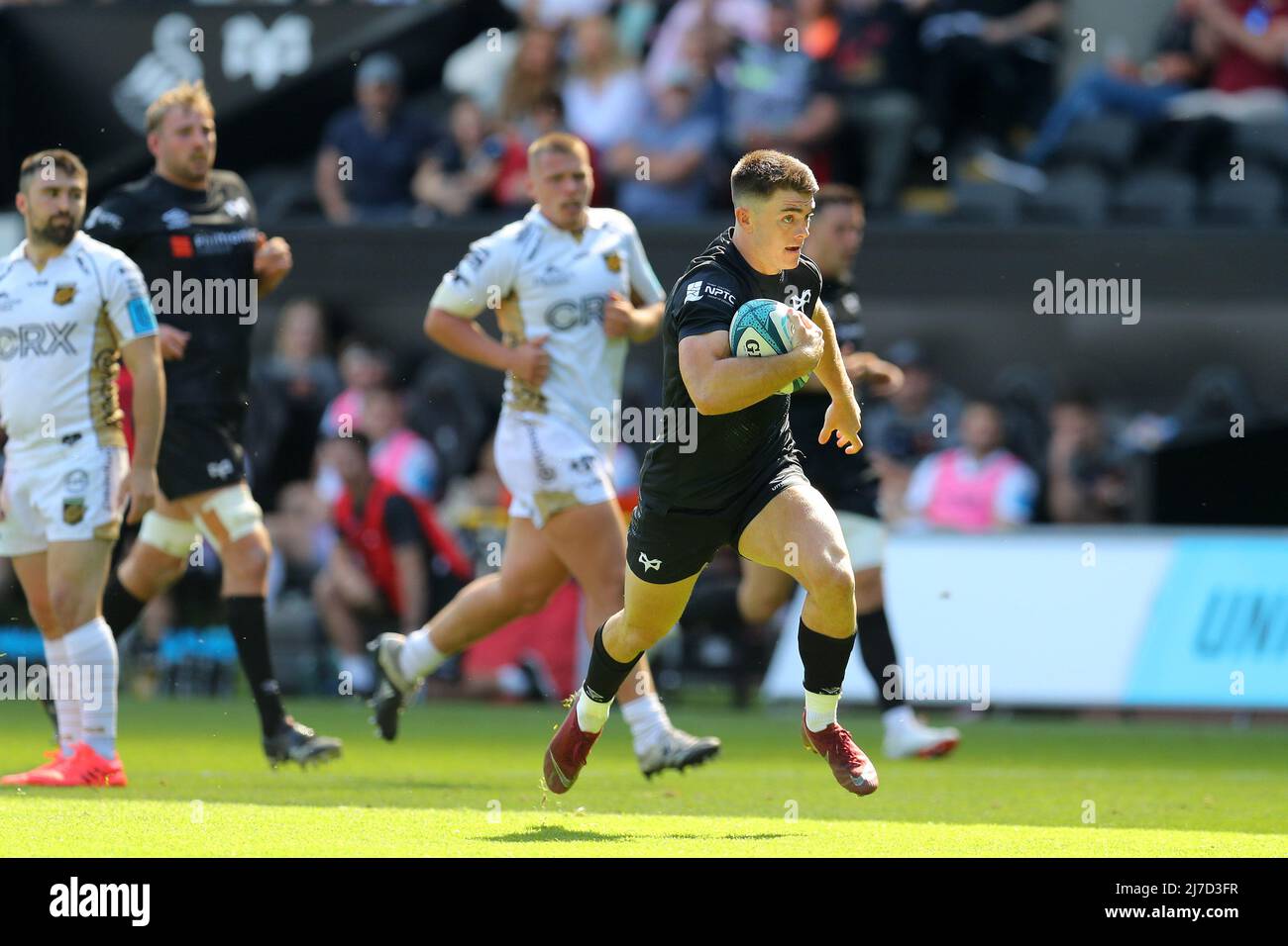 Reuben Morgan-Williams of Ospreys runs in to score a try in 1st half. United Rugby Championship ,Ospreys v Dragons at the Swansea.com stadium in Swansea, South Wales on Sunday 8th May 2022. pic by  Andrew Orchard/Andrew Orchard sports photography/Alamy Live news Stock Photo