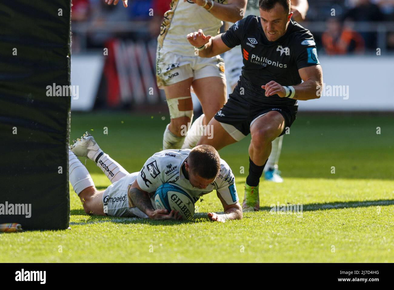 Swansea, UK. 8 May, 2022. Lewis Jones of Dragons scores a try during the Ospreys v Dragons United Rugby Championship Match. Credit: Gruffydd ThomasAlamy Stock Photo