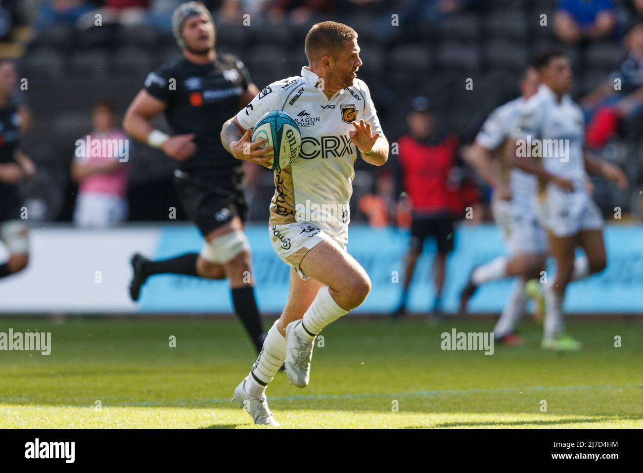 Swansea, UK. 8 May, 2022. Lewis Jones of Dragons runs in to score a try during the Ospreys v Dragons United Rugby Championship Match. Credit: Gruffydd ThomasAlamy Stock Photo
