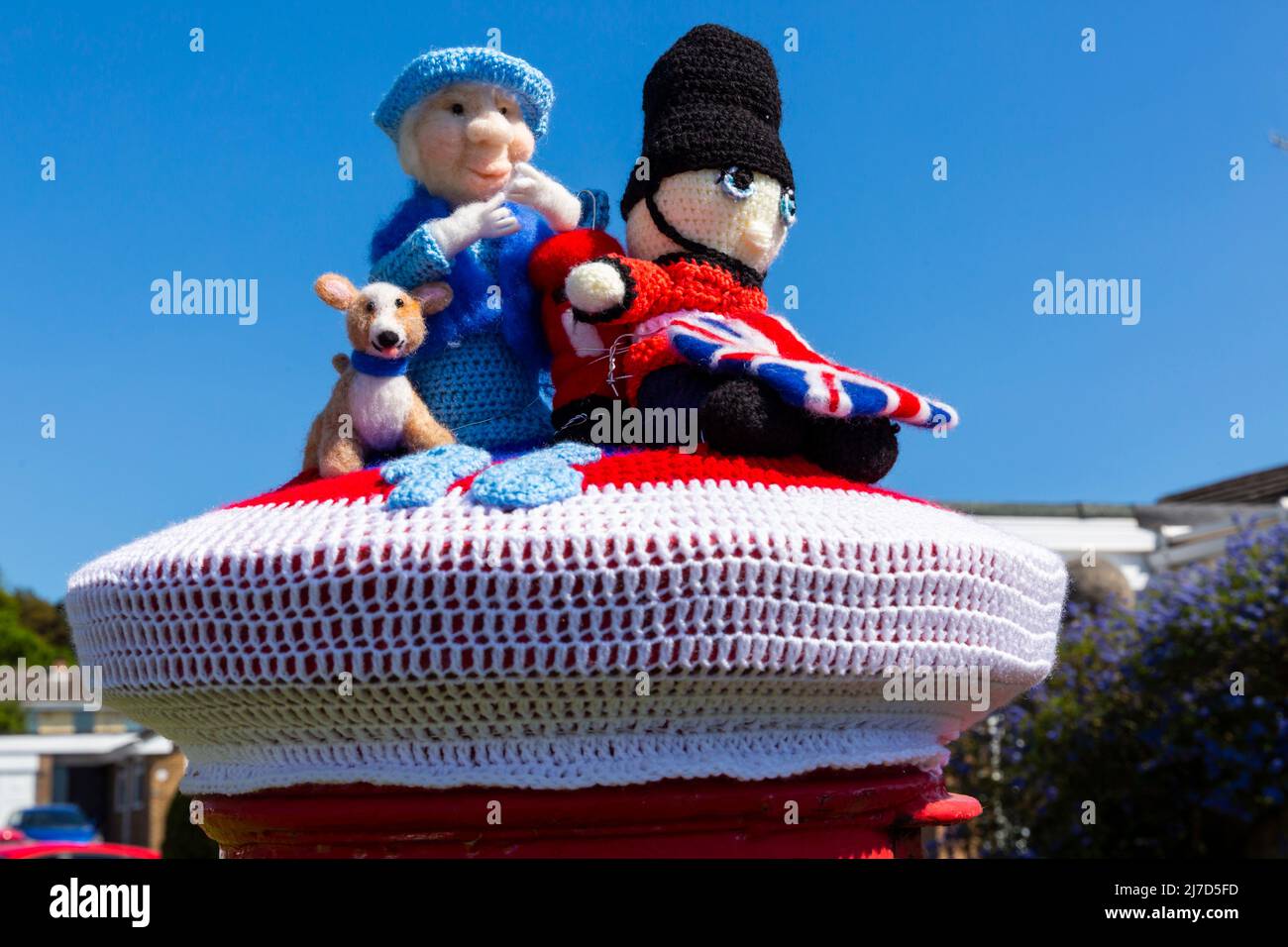 Poole, Dorset, UK. 8th May, 2022. A knitted Platinum Jubilee themed postbox topper in Poole