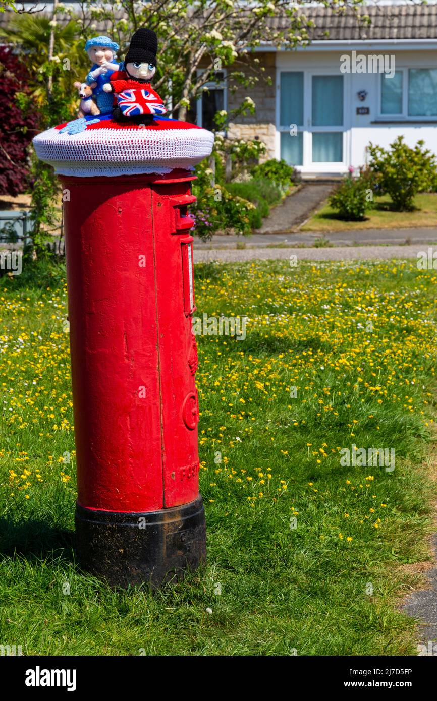 Poole, Dorset, UK. 8th May, 2022. A knitted Platinum Jubilee themed postbox topper in Poole