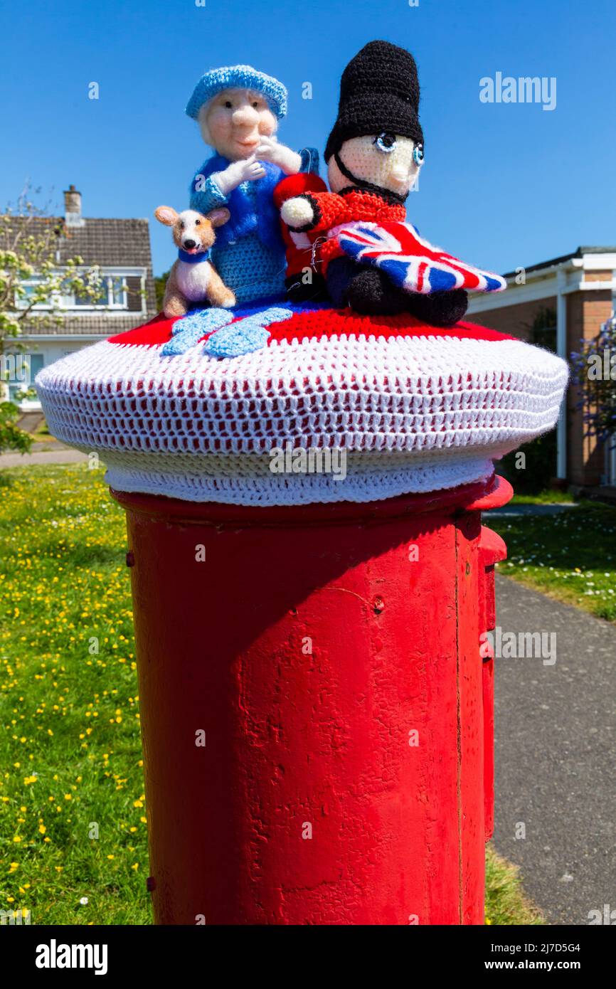 Poole, Dorset, UK. 8th May, 2022. A knitted Platinum Jubilee themed postbox topper in Poole