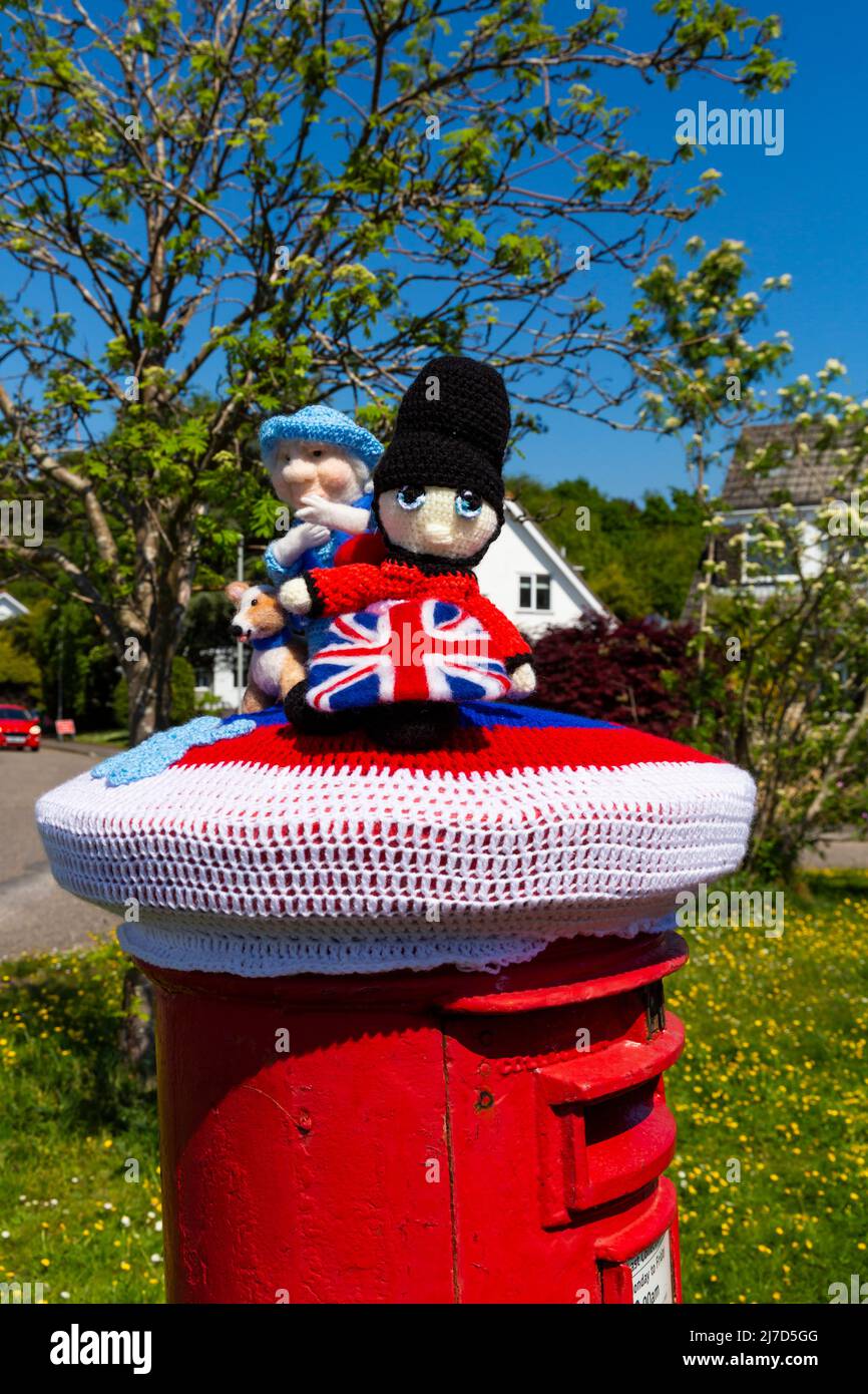 Poole, Dorset, UK. 8th May, 2022. A knitted Platinum Jubilee themed postbox topper in Poole