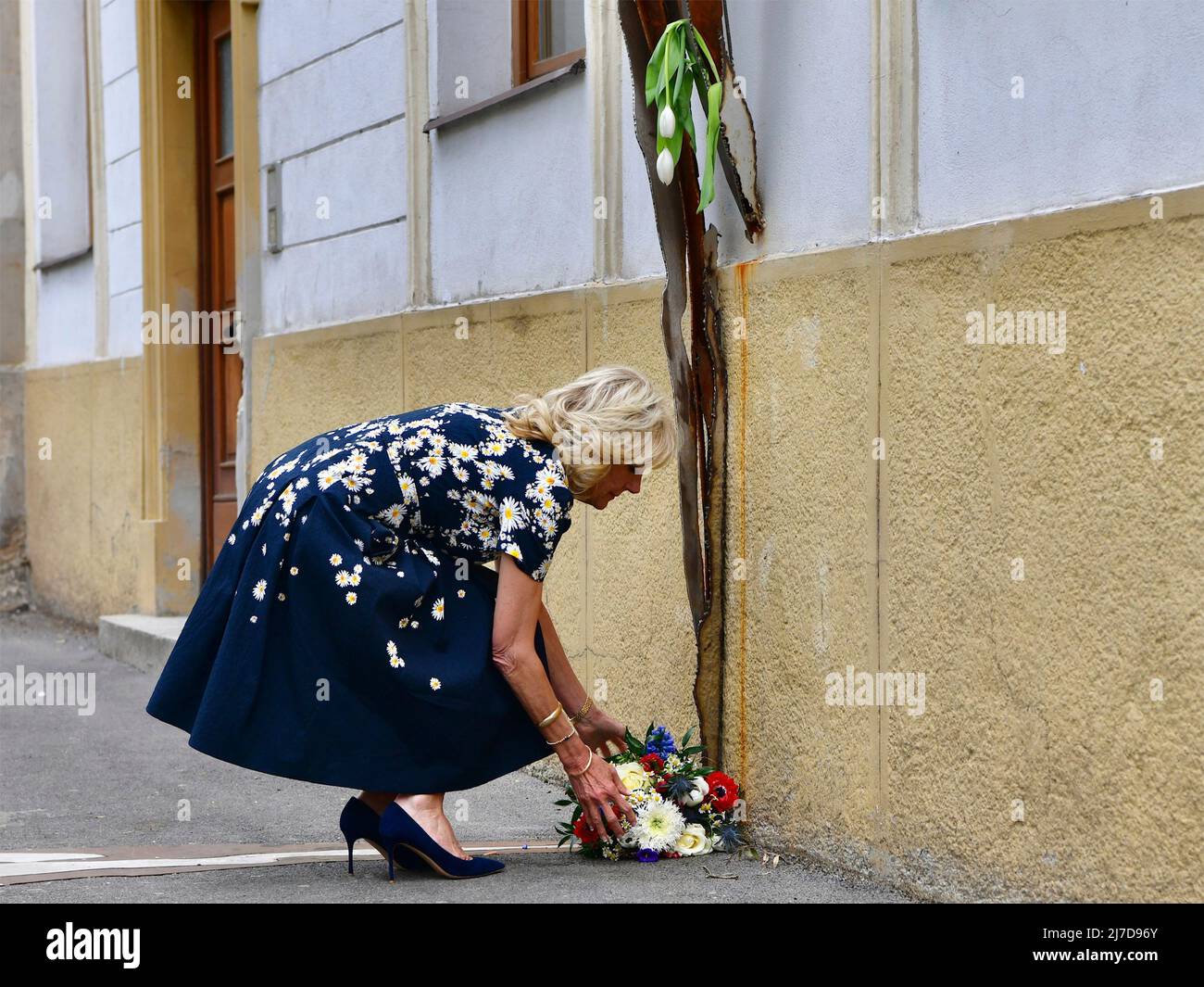Bratislava, Slovakia. 07 May, 2022. U.S. First Lady Jill Biden, places flowers at memorial dedicated to Jan Kuciak, a 27-year-old journalist killed in his home after investigating government corruption, May 7, 2022 in Bratislava, Slovakia.  Credit: U.S. Embassy Slovakia/State Department/Alamy Live News Stock Photo