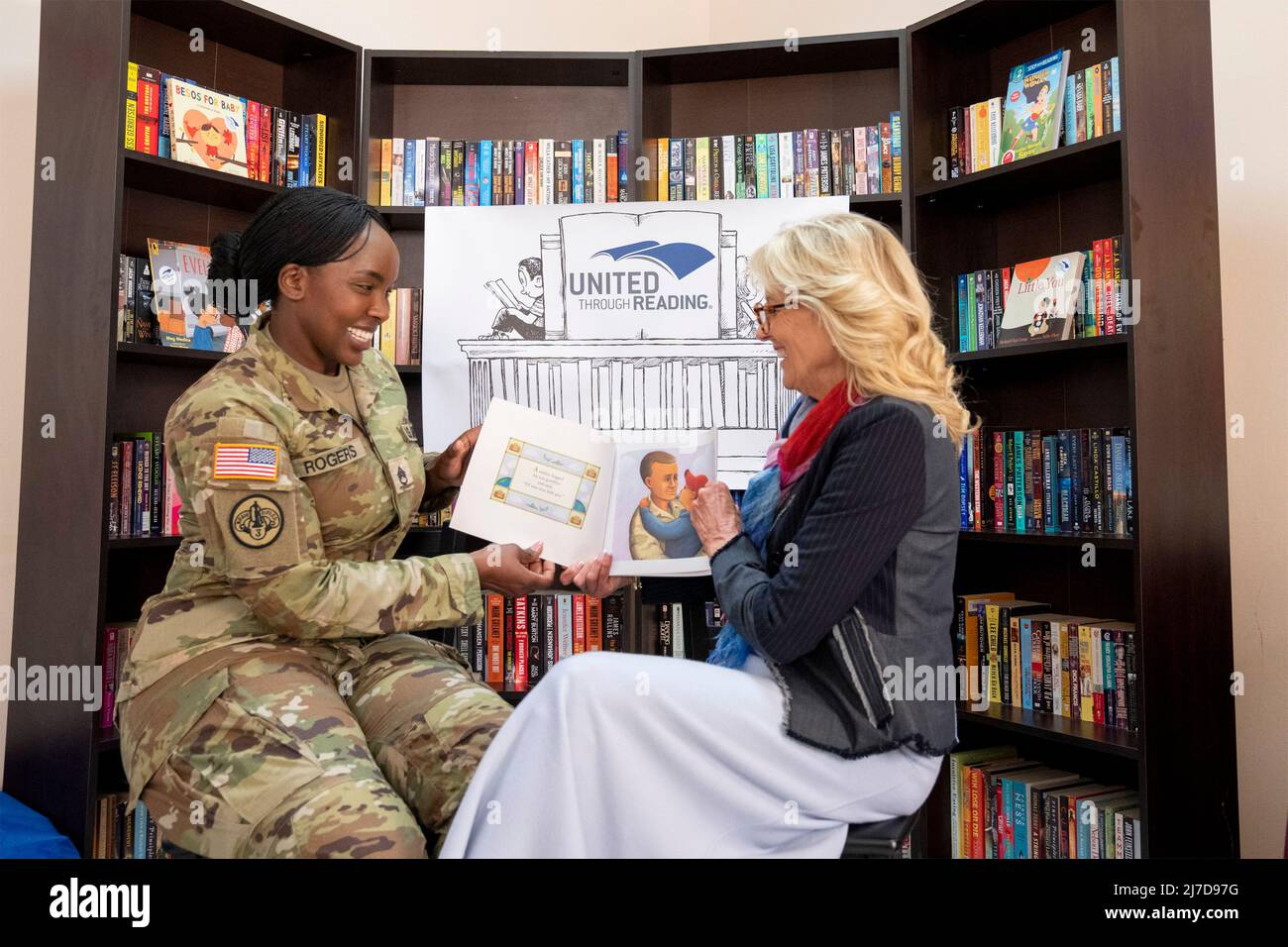 Mihail Kogalniceanu, Romania. 06 May, 2022. U.S. First Lady Jill Biden, and Staff Sergeant Sharon Rogers read the book Night Catch during a visit with U.S. soldiers stationed at Mihail Kogalniceanu Air Base, May 6, 2022 in Mihail Kogalniceanu, Romania.  Credit: Cameron Smith/White House Photo/Alamy Live News Stock Photo