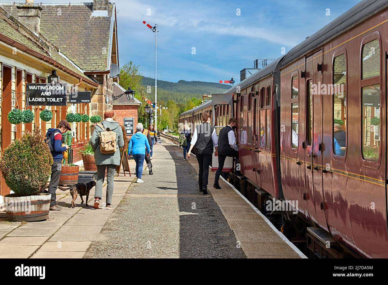 STRATHSPEY RAILWAY BOAT OF GARTEN STATION SCOTLAND PEOPLE ENTERING OR LEAVING THE COACHES OF THE STEAM TRAIN Stock Photo