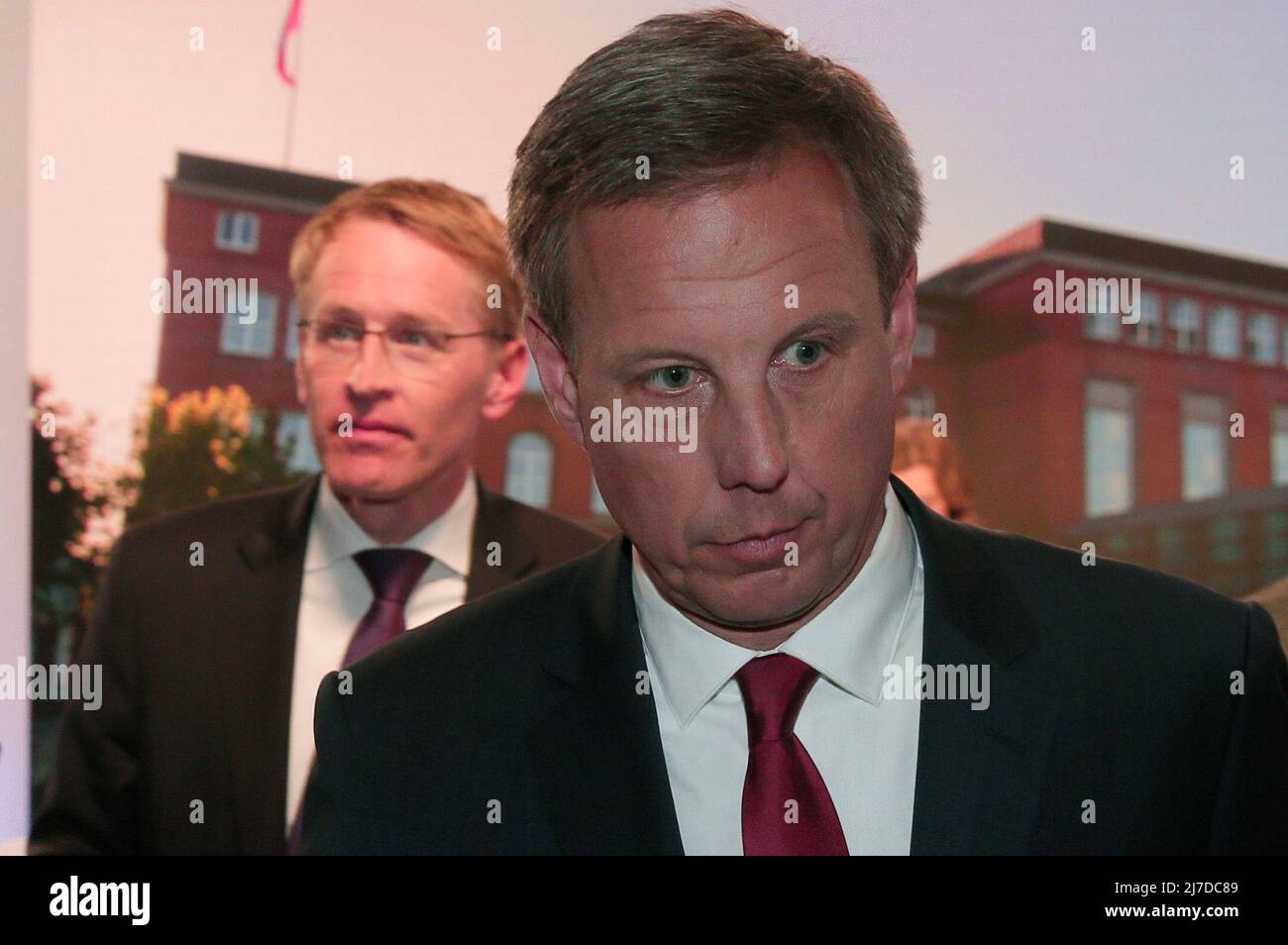 08 May 2022, SchleswigHolstein, Kiel Daniel Günther (l, CDU
