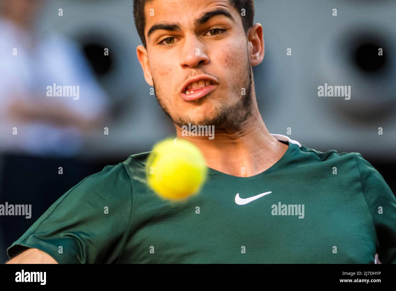 Madrid, . 08 Mai, 2022 Carlos ALCARAZ (ESP) returns the ball to