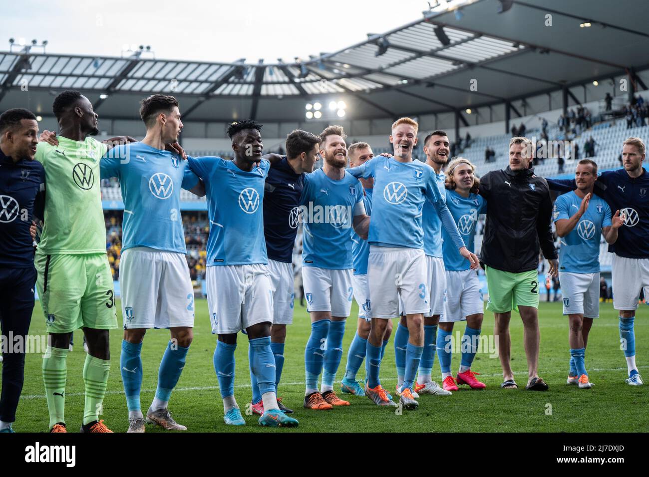 Malmoe, Sweden. 07th, May 2022. The players of Malmoe FF celebrate the victory with the fans after the Allsvenskan match between Malmoe FF and Mjallby at Eleda Stadion in Malmoe. (Photo credit: Gonzales Photo - Joe Miller). Stock Photo