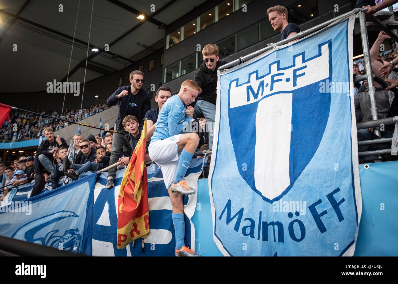 Malmoe, Sweden. 07th, May 2022. Hugo Larsson (31) of Malmoe FF is celebrating with the fans after the victory in the Allsvenskan match between Malmoe FF and Mjallby at Eleda Stadion in Malmoe. (Photo credit: Gonzales Photo - Joe Miller). Stock Photo