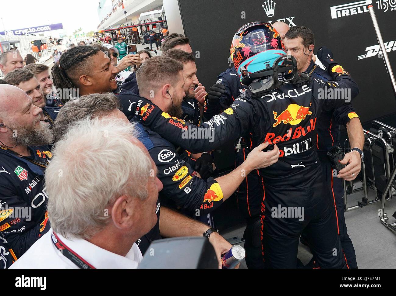 05/08/2022, Miami International Autodrome, Miami, FORMULA 1 CRYPTO.COM  MIAMI GRAND PRIX , in the picture winner Max Verstappen (NEL), Oracle Red  Bull Racing celebrates his victory with his mechanics Stock Photo - Alamy