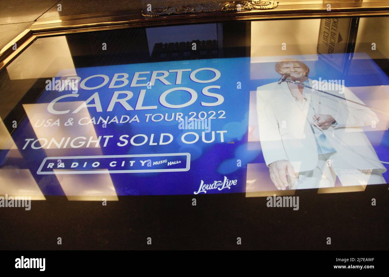 Roberto Carlos performing live on stage