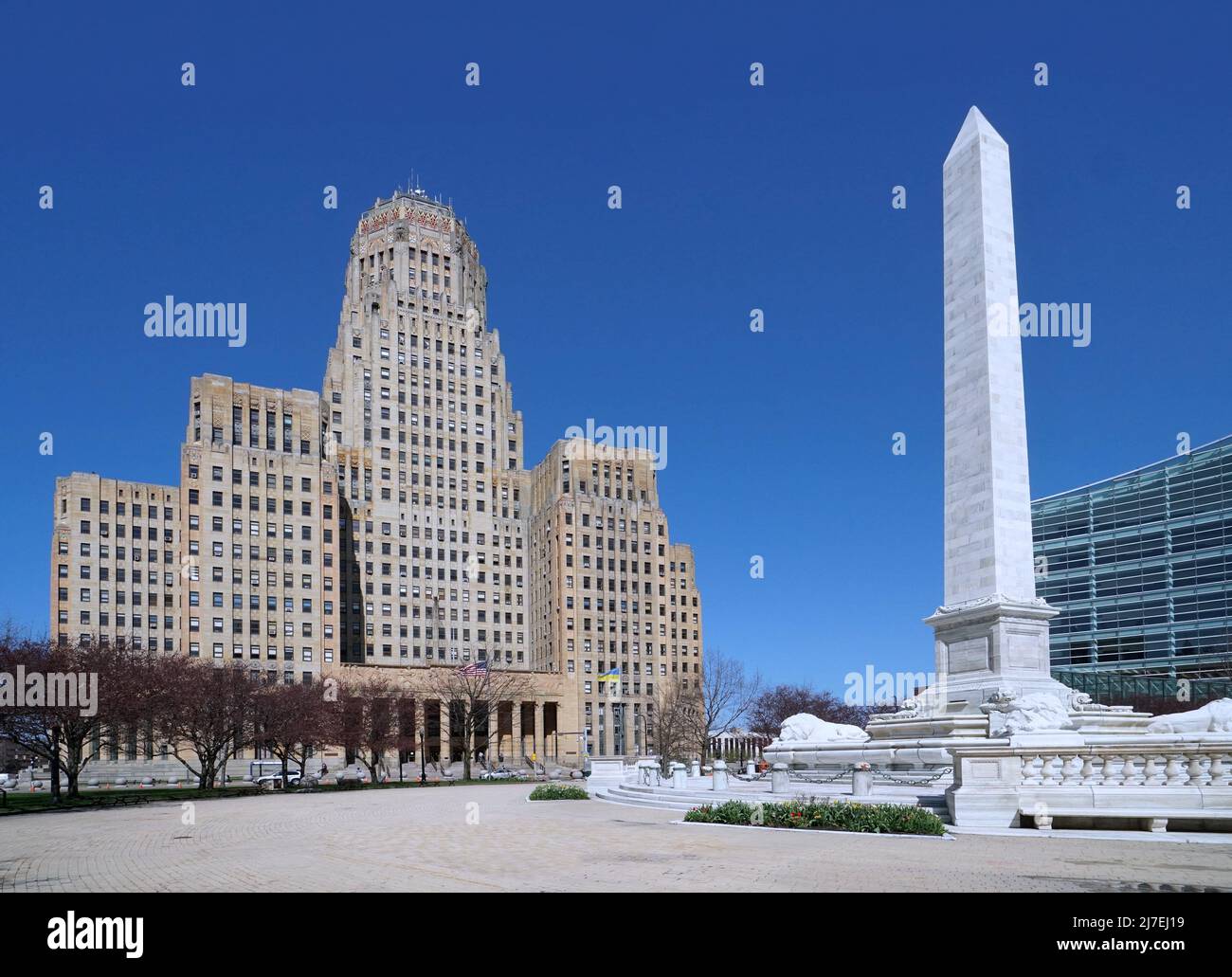 The art deco style city hall building in Buffalo with a monument to President McKinley, who was assassinated there in 1901 Stock Photo