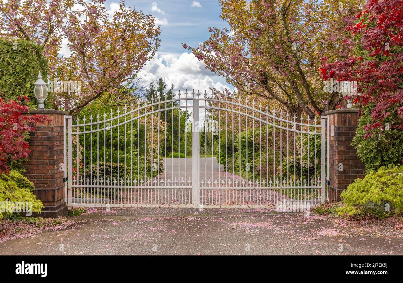 Brick pillar fence hi-res stock photography and images - Alamy