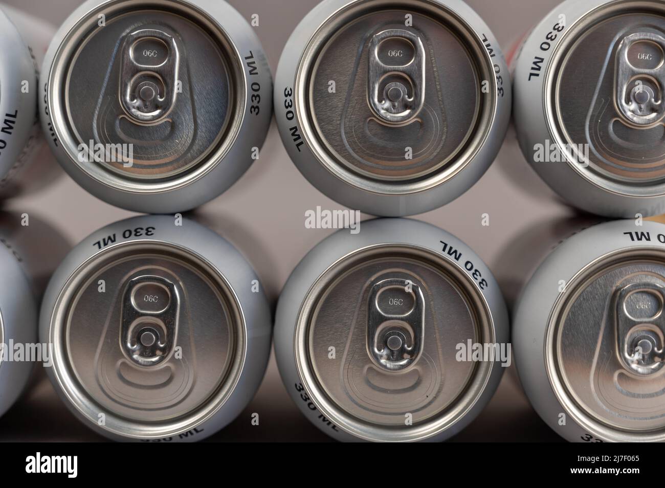 Geometric composition of full tin cans. Cylindrical silver individual beverage  containers. Close-up. Selective focus Stock Photo - Alamy