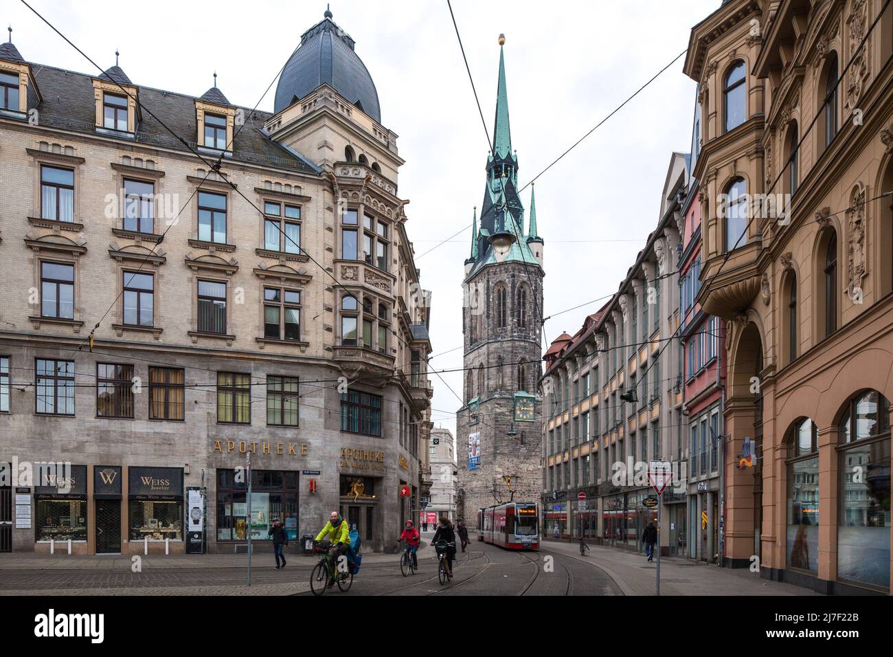 Halle S  Blick durch die Straße Kleinschmieden -84  zum Roten Turm auf dem Marktplatz Stock Photo
