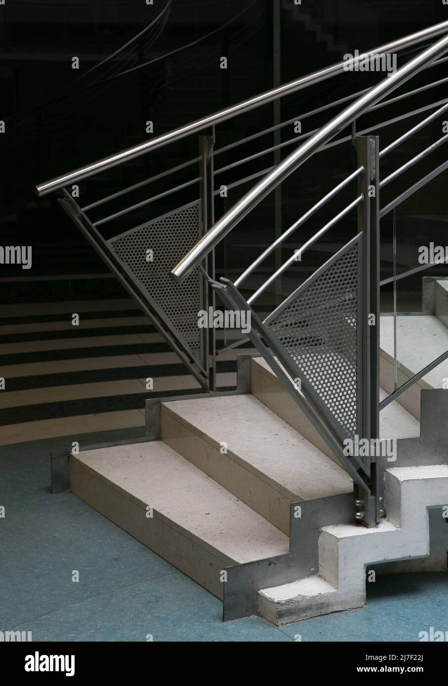 Halle S  Charlotten-Center 2802 Einkaufszentrum der frühen 1990er Jahre mit für diese Zeit typischem Treppenabgang Stock Photo
