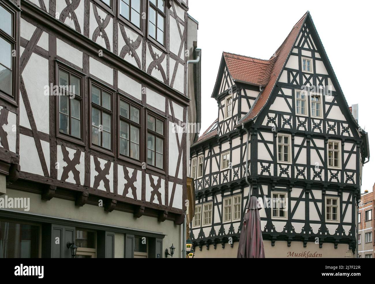 Halle S  Fachwerkhäuser  3122  links Große Klausstraße 3 erb 16-17 Jh Neuaufbau z.T. m alten Bauteilen nach 2012 rechts Graseweg 6   erb 16-17 Jh sani Stock Photo