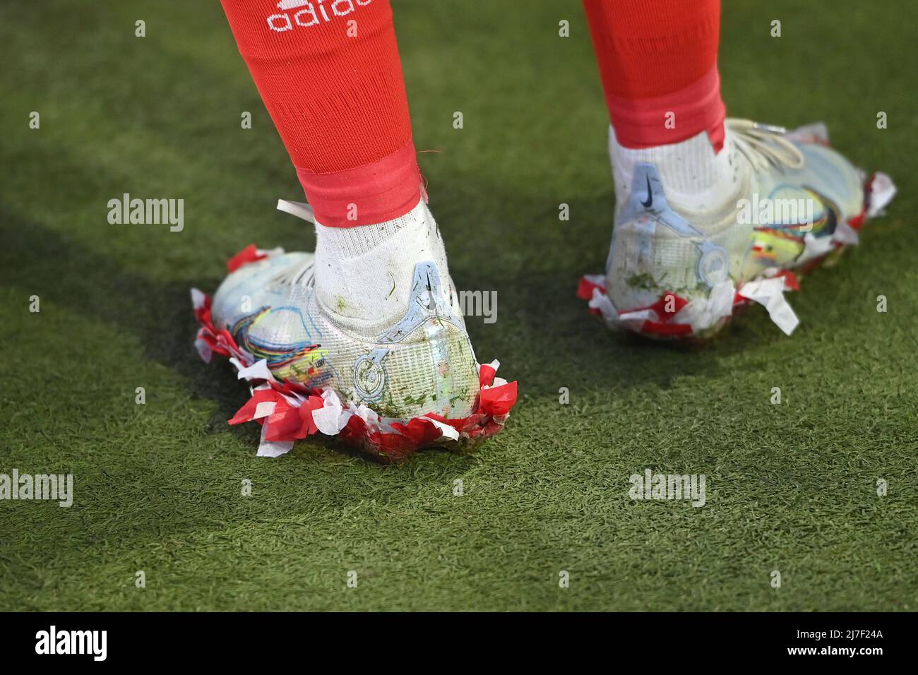Fatal land Review Munich, Deutschland. 08th May, 2022. Football shoes by Robert LEWANDOWSKI  (FC Bayern Munich) after the award ceremony-plastic snippets on the soles.  Football 1st Bundesliga season 2021/2022, 33.matchday, matchday33. FC  Bayern Munich-VFB Stuttgart