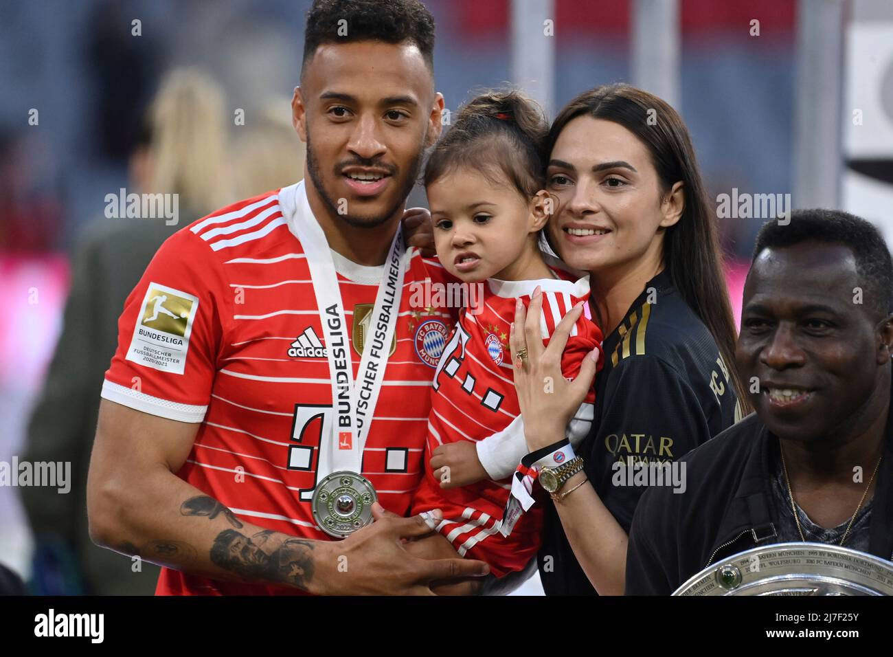 Corentin TOLISSO (FC Bayern Munich) with his wife Sandra and daughter after the award ceremony, football 1st Bundesliga season 2021/2022, matchday 33, matchday33. FC Bayern Munich-VFB Stuttgart 2-2 on May 8th, 2022, ALLIANZARENA Munich. Stock Photo