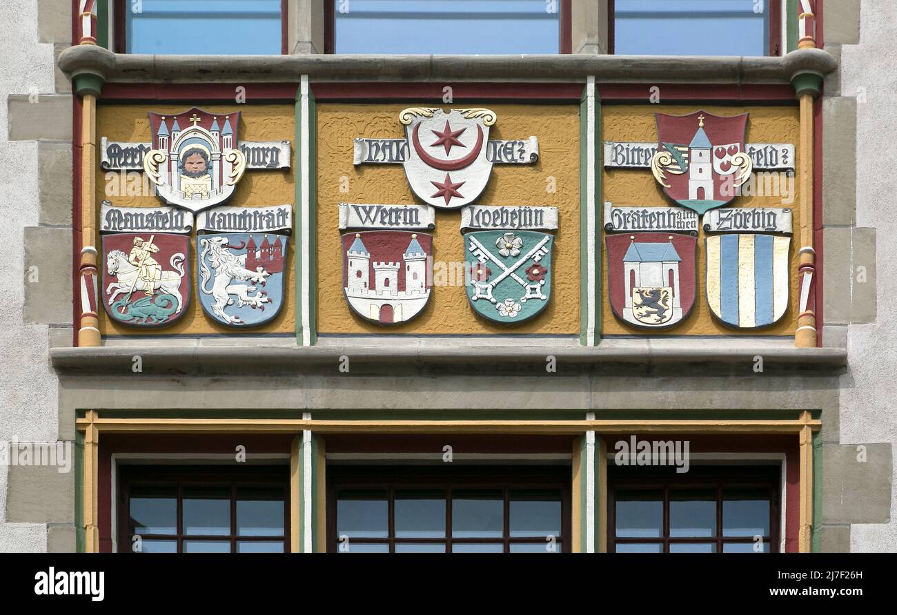 Halle S  Landgericht  6440  erbaut 1901-05 linkes Wappenfenster an der Südseite mit Stadtwappen der damals zugehörigen Amtsgerichtsorte  Ausschnitt Stock Photo