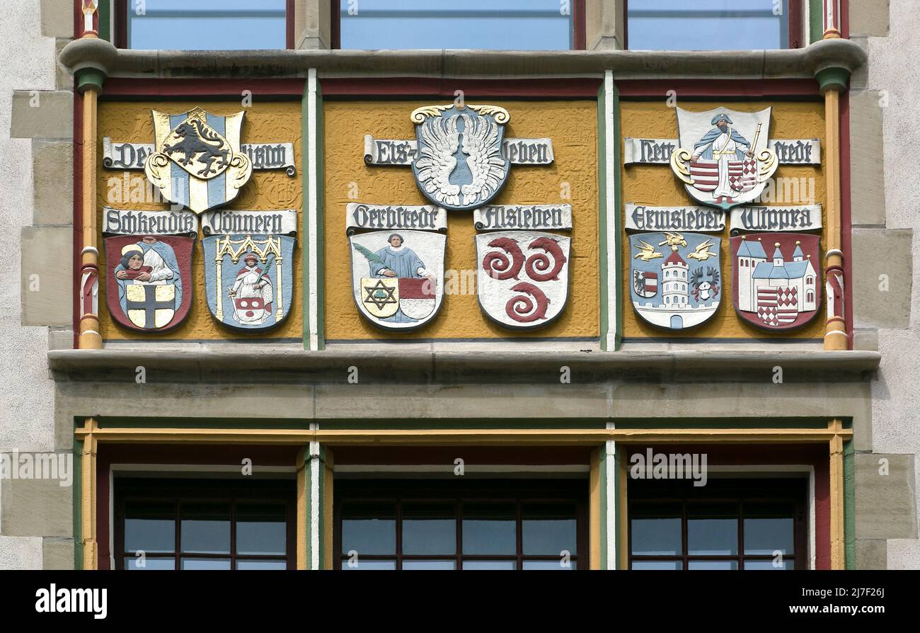 Halle S  Landgericht  6442  erbaut 1901-05 rechtes Wappenfenster an der Südseite  mit Stadtwappen der damals zugehörigen Amtsgerichtsorte  Ausschnitt Stock Photo